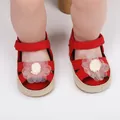 Detalle de zapatos de princesa rojos para bebé con decoración de flor blanca y suela blanda - Rojo