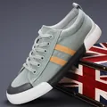 Baskets en toile pour hommes vert sauge avec rayures jaunes et semelle blanche épaisse - 38 / Gris bleu (24178)