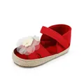 Detailansicht der roten Baby-Prinzessin-Schuhe aus Canvas mit Dekoblume. - Rot