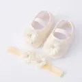 Primer plano detallado del conjunto de zapatos y diadema para bebé con flores de encaje - Talla 12 (Longitud Interior 11cm) / Set de Flor Individual / Beige