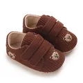 Vue détaillée des chaussures bébé en velours côtelé marron avec broderie d'ours - Café