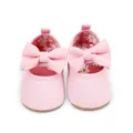 Primer plano zapatos princesa rosa para bebé con lazo y forro floral de margaritas - Rosa