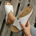Vista dettagliata di sabot con zeppa bianchi con motivi traforati e logo V in metallo oro - 35 / Stile Ciabatta (TN-625) / Bianco