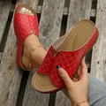 Dettaglio ravvicinato di sandali con zeppa rossi con motivi traforati e decorazione a V in metallo - 35 / Stile Ciabatta (TN-625) / Rosso
