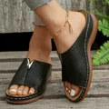 Primo piano di sandali con zeppa neri in stile bohémien con intagli e ornamento a V - 35 / Stile Ciabatta (TN-625) / Nero