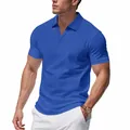 Detail van blauw wafelgebreid poloshirt voor heren met atletische pasvorm en V-hals - S / Tops / Saffierblauw