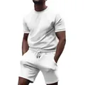 Primer plano de un conjunto blanco minimalista de camiseta deportiva y pantalón corto - Blanco