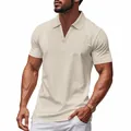 Detailopname van een beige herenpolo van wafelbreisel met een stijlvolle V-hals. - S / Tops / Khaki