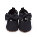 Vista detallada de zapatos de princesa para bebé azul con lazo y suela blanda - Azul