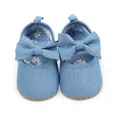Vista detallada de zapatos de princesa para bebé niña en mezclilla azul con lazos - Denim Azul Claro