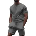 Vista detallada del conjunto deportivo casual gris para hombre con camiseta y pantalones - Gris oscuro