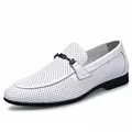 Mocasines de cuero blanco para hombre con diseño perforado transpirable y hebilla - 38 / Blanco