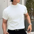 Nahaufnahme eines weißen Herren-T-Shirts mit Stehkragen und schmaler Passform. - S / Oberteile / Weiß