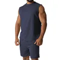 Dunkelblaues ärmelloses Sportset für Herren mit Tanktop und passenden kurzen Hosen - Marineblau