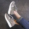 Eleganti sneakers chunky taupe da donna con strass e accenti metallici argentati - 35 / Grigio
