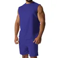 Detailansicht des blauen ärmellosen Sportsets für Herren am muskulösen Modell - Saphirblau