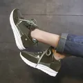 Sneaker verde oliva con suola spessa, strass e dettagli metallici metallici - 35 / Verde
