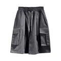 Detailansicht der grauen Herren-Cargo-Shorts in Übergröße mit weißem Kordelzug und Taschen - Dunkelgrau