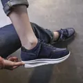 Eleganti sneakers blu scuro da donna con dettagli in strass e spessa suola platform bianca - 35 / Blu