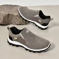 Vue détaillée de chaussures d'extérieur en daim gris avec semelle en caoutchouc. - 38 / Gris