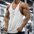 Detailansicht eines weißen Baumwoll-Gym-Stringer-Tanks für Herren an einem Modell - M / Oberteile / Weiß