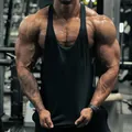 Detailansicht des schwarzen Fitness-Unterhemds aus Baumwolle an einem muskulösen Sportler - M / Oberteile / Schwarz