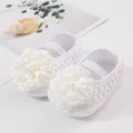 Nahaufnahme von eleganten weißen Prinzessinnenschuhen für Neugeborene mit Schleifenblume - Größe 12 (Innen 11cm) / Weiß