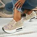 Atmungsaktive Mesh-Plateau-Sneaker für Damen mit glitzernden Pailletten für einen Look - Gold