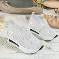 Stilvolle silberne Pailletten-Mesh-Sneaker mit atmungsaktiver Spitze und Plateau-Sohle - Silber
