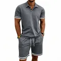 Completo da uomo casual in due pezzi con polo grigia e pantaloncini con bordi a righe - Grigio scuro