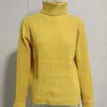 Pull à col roulé jaune vif pour homme, coupe ajustée, manches longues et maille côtelée. - Jaune