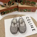 Vista dettagliata dei sandali jelly intrecciati argento glitterati per bambini in esposizione - Marrone Glitterato