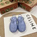 Vista dettagliata dei sandali jelly intrecciati glitter blu per bambini su base bianca - Blu Scintillante