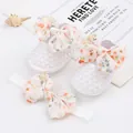 Detailansicht weißer Netz-Babyschuhe mit Blumenschleifen und passendem Stirnband-Set - Weiß