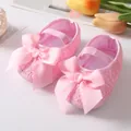Detailansicht von rosa Spitzen-Babyschuhen mit weicher Sohle und großen Seidenschleifen - Rosa (GZ100)