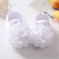 Vista dettagliata di scarpe da principessa per neonata bianche con grande fiore di stoffa - Taglia 11 (Lunghezza Interna 10,5 CM) / Bianco