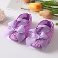 Nahaufnahme von lila Baby-Prinzessin-Schuhen mit Spitzenhäkelarbeit und großen Schleifen - Lila (GZ100)