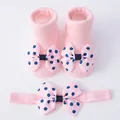 Detalle del conjunto de calcetines y diadema rosa para bebé con lazos de lunares - Talla S 0-6M / Conjuntos / Calcetines Rosas con Lunares Azul Marino