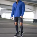 Nahaufnahme des blauen Waffelstrick-Langarm-Poloshirts für Herren im urbanen Umfeld - Saphirblau