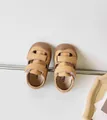 Sandales en cuir marron clair pour bébés avec semelles souples et brides velcro pour tout-petits - Taille 17 (Longueur intérieure 12.2cm) / Marron