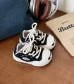 Nahaufnahme von schwarz-weißen Baby-Lauflernschuhen mit weicher Sohle und Schnürsenkeln - Größe 22 (Innenlänge 15cm) / Schwarz