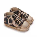 Dettaglio di scarpe da ginnastica per neonati con stampa leopardata e punte dorate lucide. - Lunghezza Interna 11cm / Scarpine Primi Passi Suola Morbida Leopardate (C-813) / Stampa leopardata