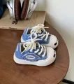 Detailansicht von blauen Denim-Babylauflernschuhen mit weichen Sohlen auf dem Holztisch. - Größe 22 (Innenlänge 15cm) / Blau
