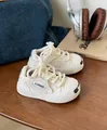 Detailansicht von cremefarbenen Baby-Lauflernschuhen aus Segeltuch mit weicher Gummisohle - Größe 22 (Innenlänge 15cm) / Weiß