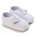 Nahaufnahme bequemer weißer Baby-Freizeitschuhe aus Canvas für Säuglinge von 0-1 Jahr. - 11cm (Innenlänge) / Weiß