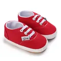 Detailansicht der leuchtend roten Baby-Stoffschuhe mit bequemer weißer Softsohle - 11cm (Innenlänge) / Rot