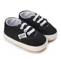 Schwarze Baby-Sneaker aus Segeltuch mit weißen Schnürsenkeln für Säuglinge von 0-1 Jahr - 11cm (Innenlänge) / Schwarz
