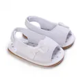 Detail van witte baby sandalen met strik, ademend mesh en zachte antislip zool voor baby - Wit
