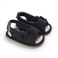 Nahaufnahme von schwarzen Baby-Sandalen mit Schleife und weicher Sohle - Schwarz