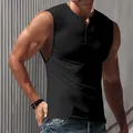Eng anliegendes schwarzes Henley-Tanktop für Herren im sportlichen, ärmellosen Stil. - M / Oberteile / Schwarz